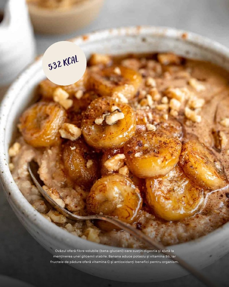 Porridge cu banană caramelizată, unt de arahide și nuci