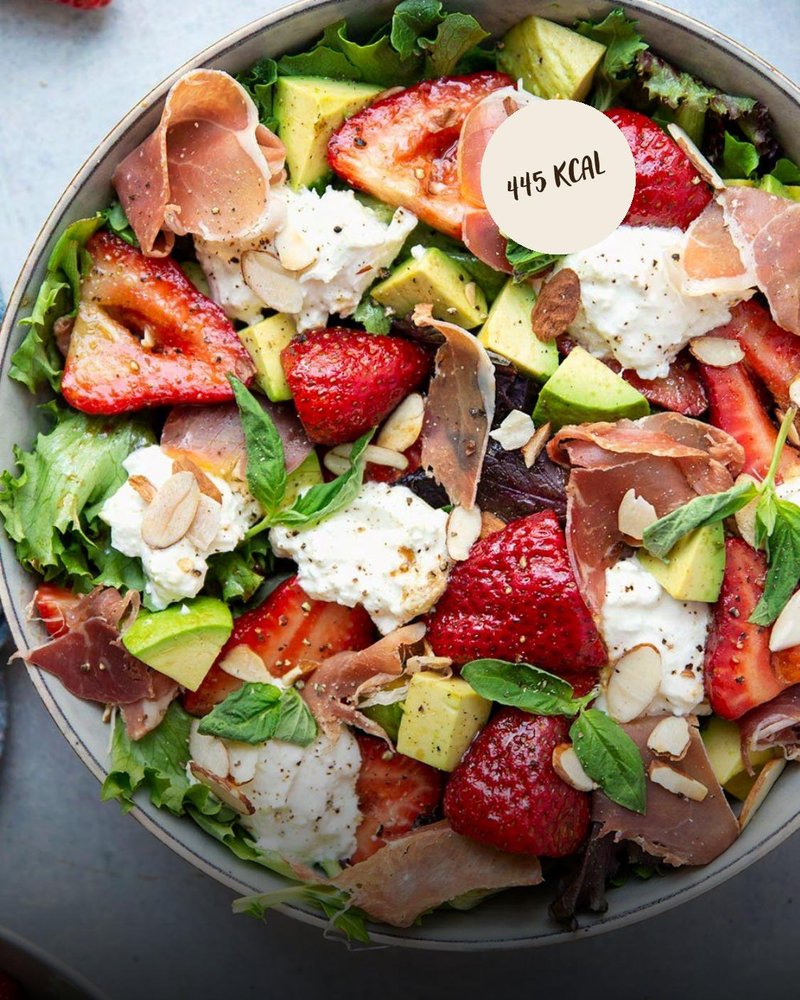 Salată cu prosciutto, burrata, avocado și căpșuni